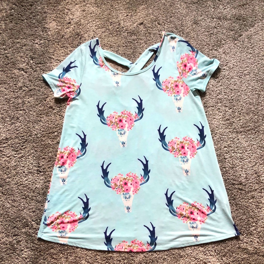 Short-sleeved boutique shirt with crisscross back